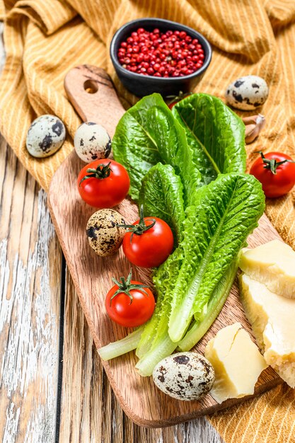 Zutaten Caesar Salat auf einem Schneidebrett