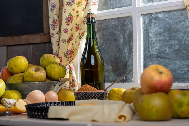 Zutaten für Apfelkuchen, Äpfel, Eier, Teig