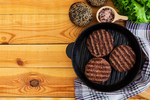 Zutaten für Burger. Rindfleisch auf dem Grill gekocht