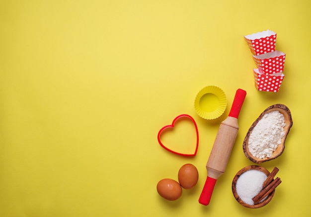 Zutaten für das Backen auf gelbem Grund