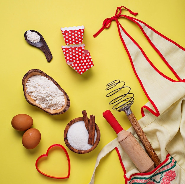 Zutaten für das Backen auf gelbem Grund