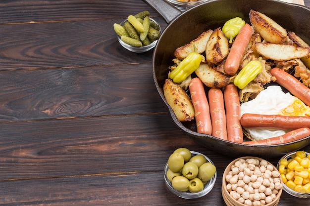 Zutaten für das Frühstück: Würstchen gebratener Speck.