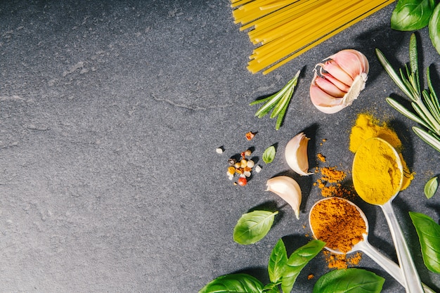 Zutaten für das Kochen auf dunklem Hintergrund.