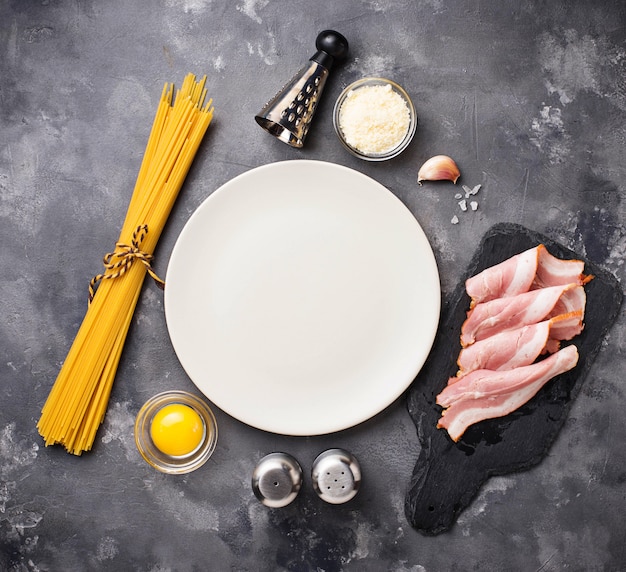 Zutaten für das Kochen von Nudeln Carbonara