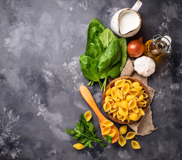 Zutaten für das Kochen von Nudeln mit Spinat