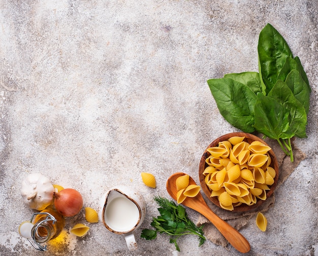 Zutaten für das Kochen von Nudeln mit Spinat