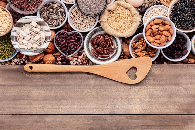 Foto zutaten für die auswahl an gesunden lebensmitteln in keramikschale das konzept der superfoods auf weißem, schäbigem holzhintergrund mit kopierraum