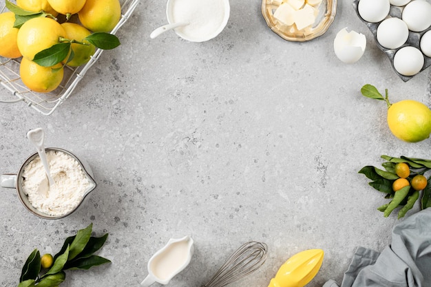 Zutaten für die Herstellung einer Torte mit Lemon Curd und Heidelbeeren auf einem weißen Steintisch