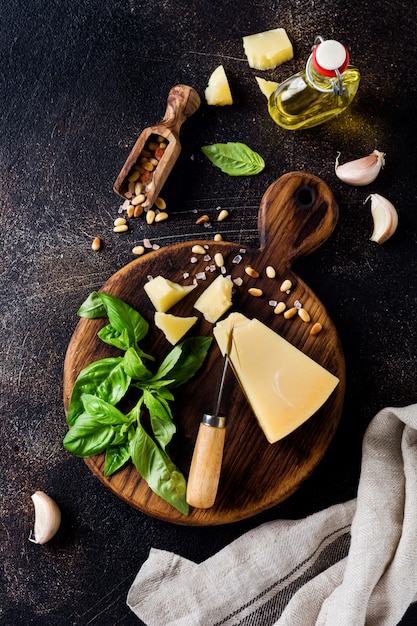 Zutaten für die Herstellung traditioneller italienischer Pesto-Sauce auf altem dunklem rustikalem Hintergrund. Flach liegen.