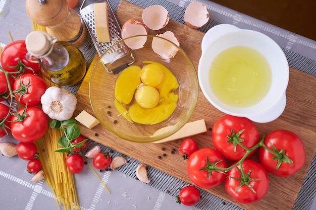 Zutaten für die Herstellung von hausgemachten Pasta Carbonara Eigelb in Glasschüssel