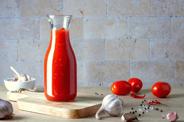 Zutaten für die Herstellung von hausgemachter Tomatensauce