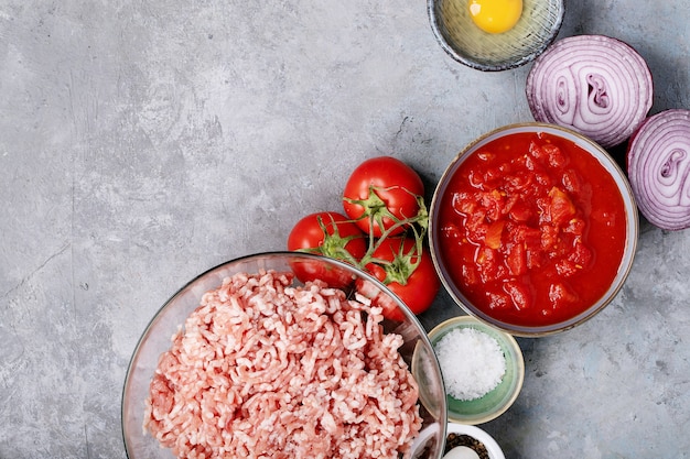 Zutaten für die Herstellung von Spaghetti Bolognese