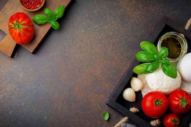 Zutaten für die Herstellung von traditionellem italienischem Salat Caprese