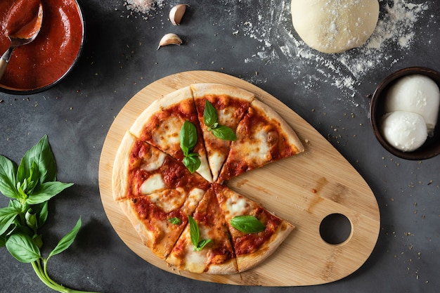 Zutaten für die traditionelle italienische Pizza Margherita