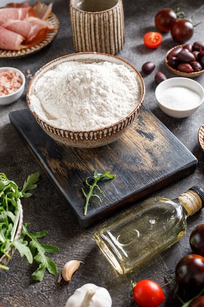 Zutaten für die Zubereitung der italienischen Pizza Zutaten zum Kochen