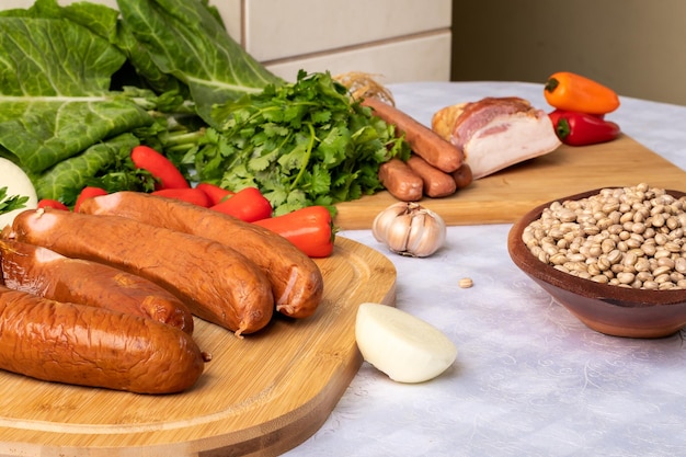 Zutaten für die Zubereitung eines Rezepts Wurst Petersilie auf einem Tisch