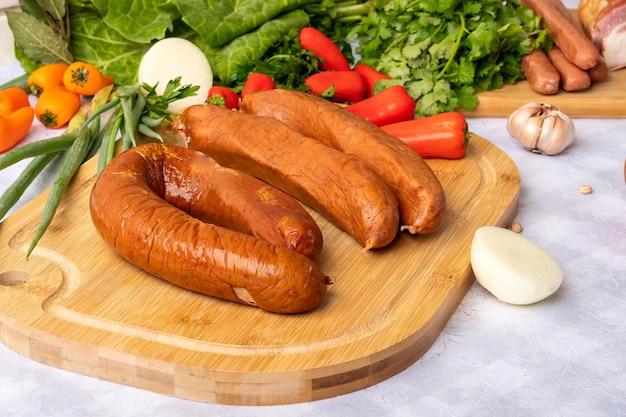 Zutaten für die Zubereitung eines Rezepts Wurst Petersilie auf einem Tisch