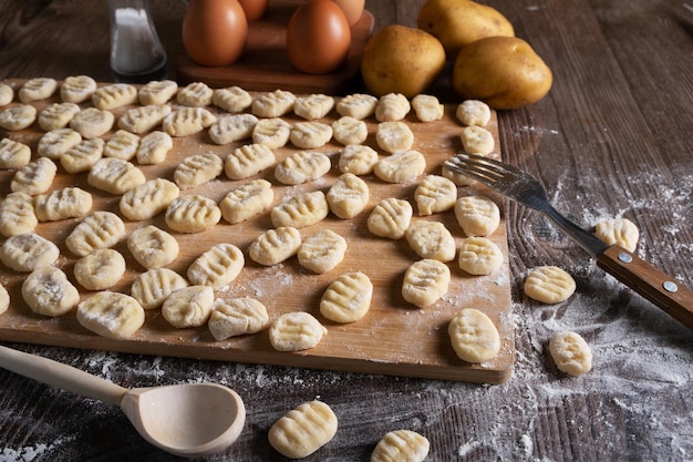 Zutaten für die Zubereitung eines traditionellen italienischen Gnocchi-Gerichts zu Hause