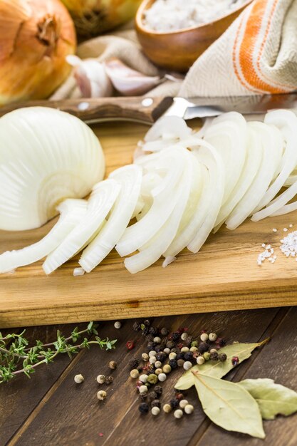 Zutaten für die Zubereitung französischer Zwiebelsuppe.