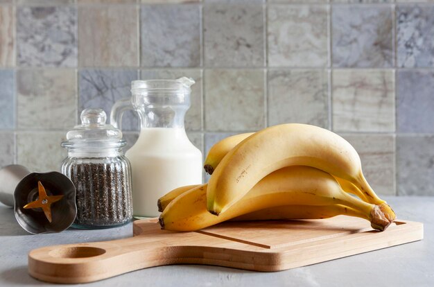 Zutaten für die Zubereitung gesunder Bananen-Smoothie-Lebensmittel. Selektiver Fokus in Nahaufnahme