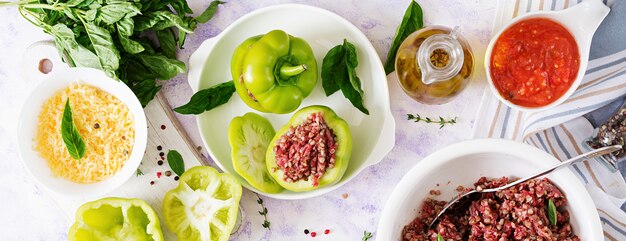 Zutaten für die Zubereitung von gefülltem Pfeffer mit Hackfleisch und Buchweizenbrei. Leckeres Essen. Flach liegen. Ansicht von oben