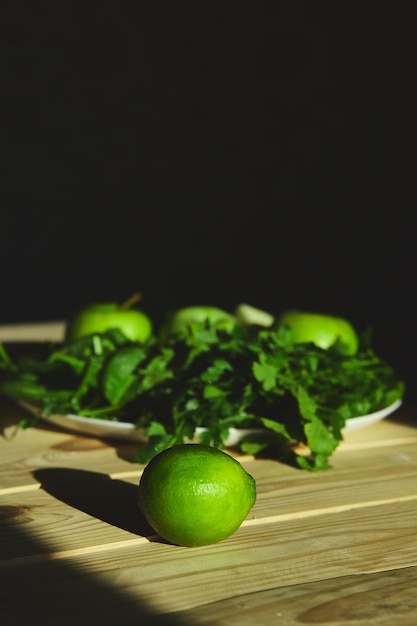 Zutaten für die Zubereitung von grünem Detox-Smoothie, das Kochen von gesundem Smoothie mit frischen Früchten und grünem Spinat. Lifestyle-Entgiftungskonzept. Vegane Getränke.