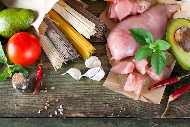 Foto zutaten für die zubereitung von nudeln mit gemüse, hühnerfleisch