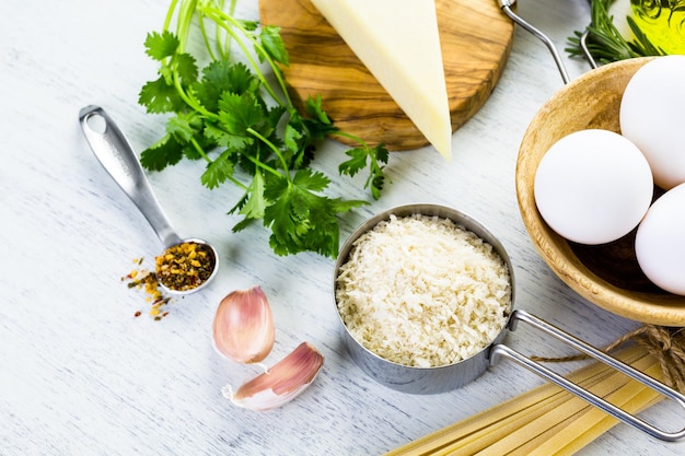 Zutaten für die Zubereitung von Pasta Pangrattato mit knusprigen Eiern.