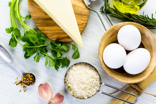 Zutaten für die Zubereitung von Pasta Pangrattato mit knusprigen Eiern.