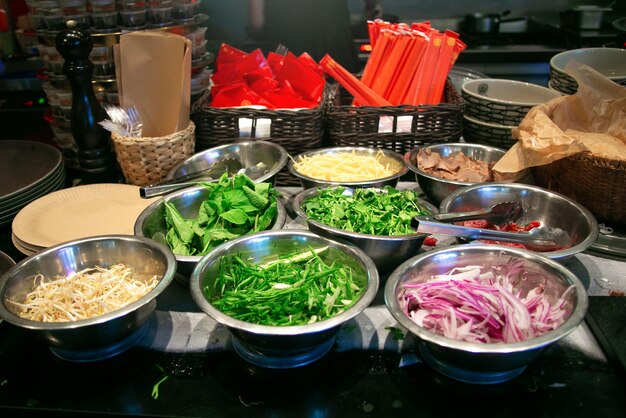 Zutaten für die Zubereitung von Phobo-Suppe im Café. Außenküche in einem Straßen-Fastfood-Café