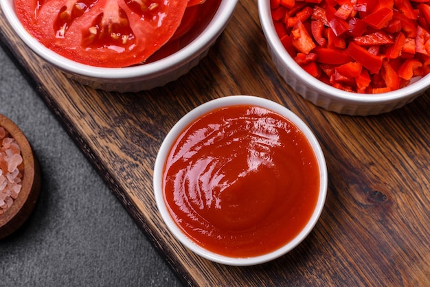 Zutaten für die Zubereitung von Shakshuka-Gerichten mit Spiegeleiern mit Tomatensauce, Gewürzen und Kräutern