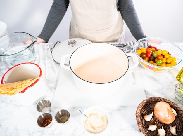 Zutaten für die Zubereitung von vegetarischen One-Pot-Nudeln.