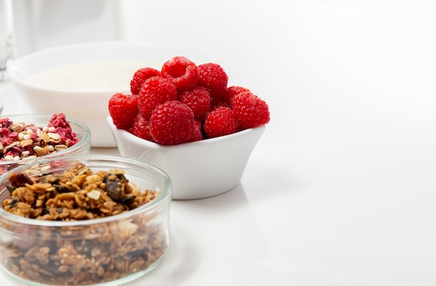 Zutaten für ein gesundes Frühstück Müsli Beeren und Joghurt gesunde Ernährung Sport Fitness Menü con...