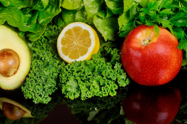 Zutaten für einen gesunden Smoothie oder Salat