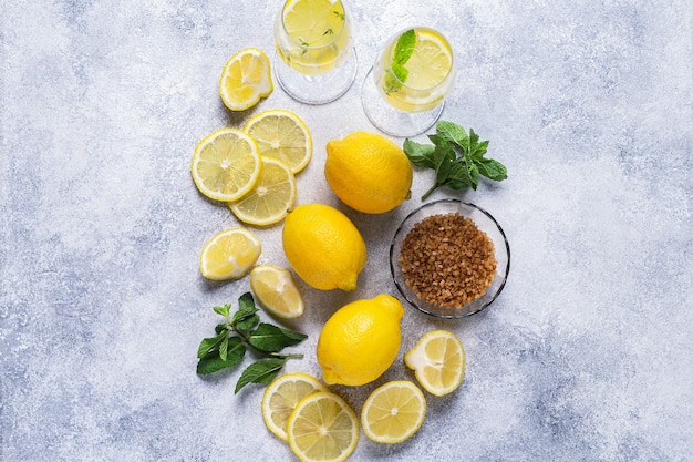 Zutaten für erfrischende Limonade - Zitronen, Minze, Thymian, Zucker
