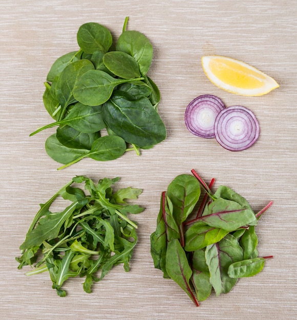 Zutaten für frischen Salat aus Rübenblättern, Spinat