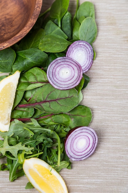 Zutaten für frischen Salat aus Rübenblättern, Spinat