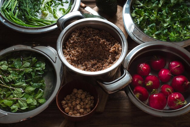 Zutaten für gesunden Salat mit Buchweizengemüse und Grüns horizontal