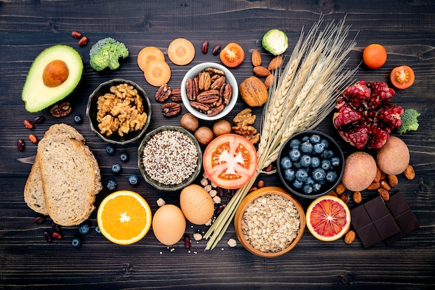 Zutaten für gesundes Essen auf Holztisch