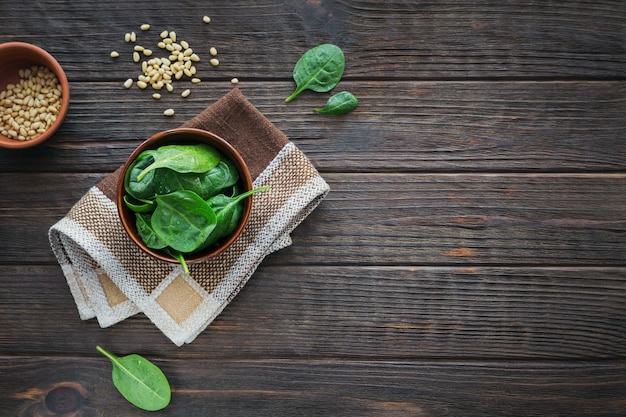 Zutaten für gesundes veganes Essen mit geschnittenen Rote Beete, Spinat und Pinienkernen. Sauberes Essen, vegetarisches Lebensmittelkonzept