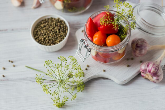 Zutaten für gesundes vegetarisches Essen. Eingelegtes Gemüse.