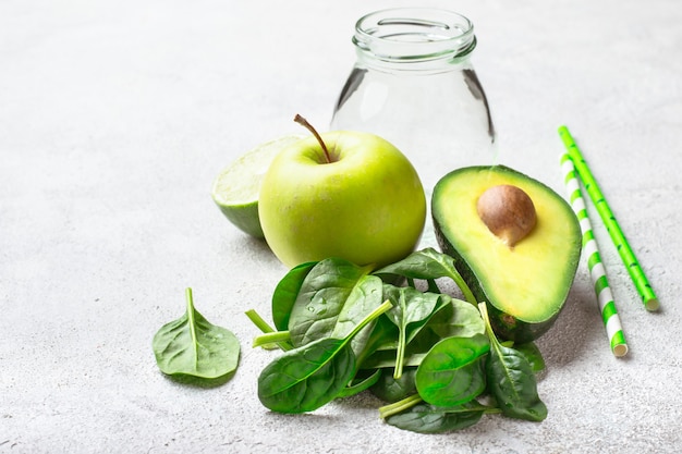 Zutaten für grüne Smoothies. Gesundes Ernährungskonzept.