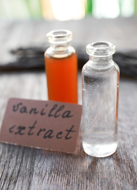 Zutaten für hausgemachten Vanilleextrakt auf Holztisch