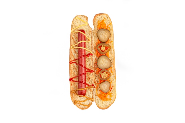 Zutaten für Hotdogs. Ein geschnittenes Brötchen enthält die Zutaten: Wurst, Sauce, eingelegte Karotten und Jalopno-Pfeffer. Von oben betrachten. Weißer Hintergrund. Isoliert.