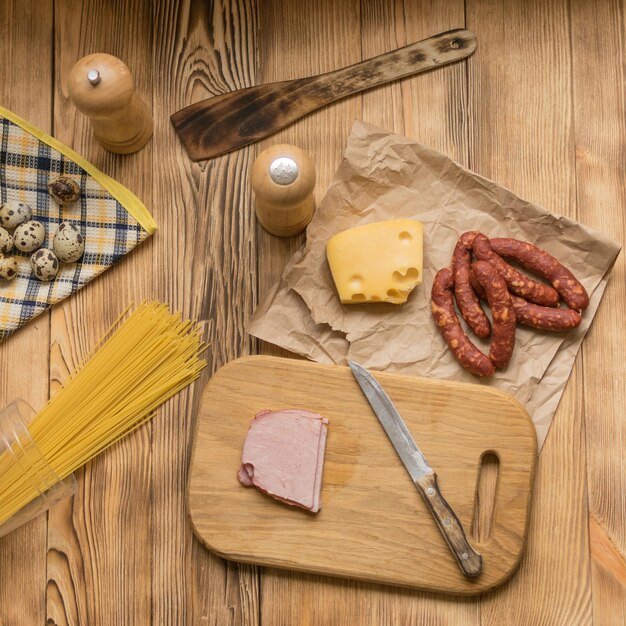 Zutaten für italienische Pasta Rohe Spaghetti-Schinken-Gewürze