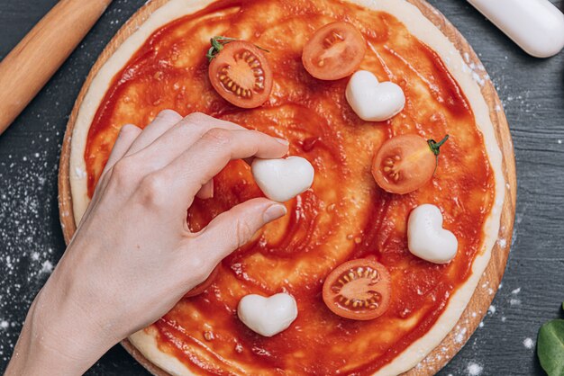 Zutaten für klassische italienische Pizza