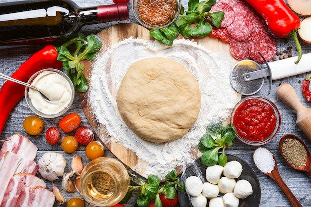 Zutaten für köstliche italienische traditionelle Pizza