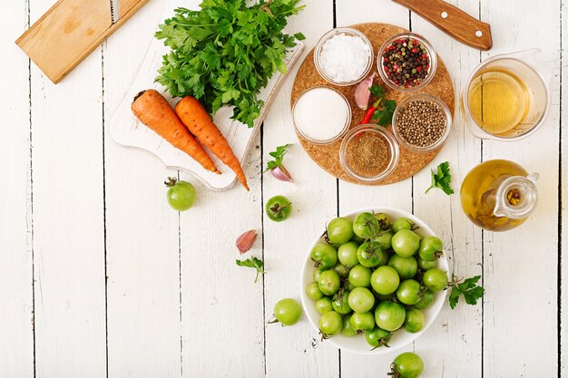 Zutaten für koreanischen Salat aus grünen Tomaten und Karotten. Flach legen. Draufsicht