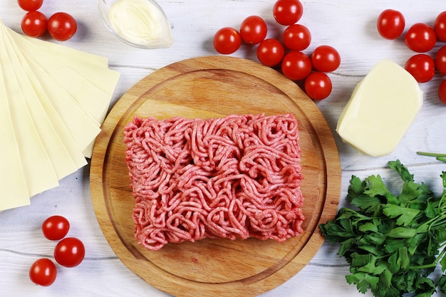 Zutaten für Lasagne Hackfleisch, Tomaten, Käse, Sauce, Pasta und Kräuter