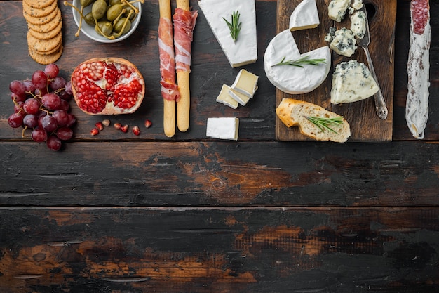 Zutaten für mediterranes Essen, Fleischkäse, Kräuterset, auf dunklem Holz